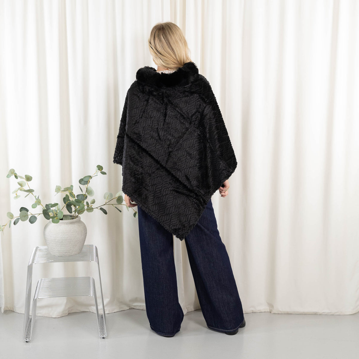 Natasha poncho, Sort