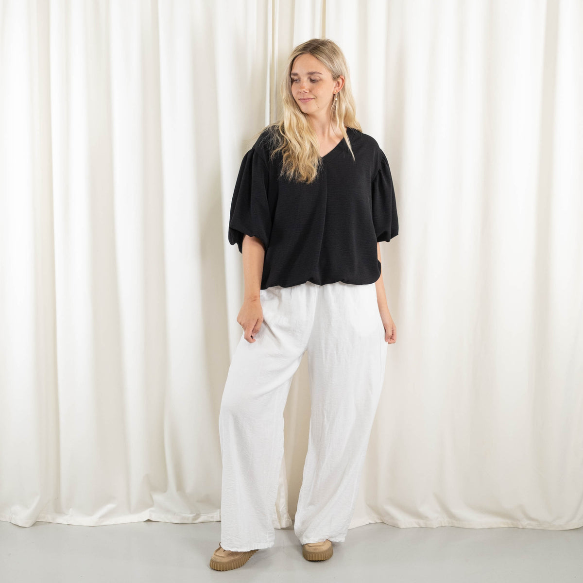 Samantha overdel, Sort