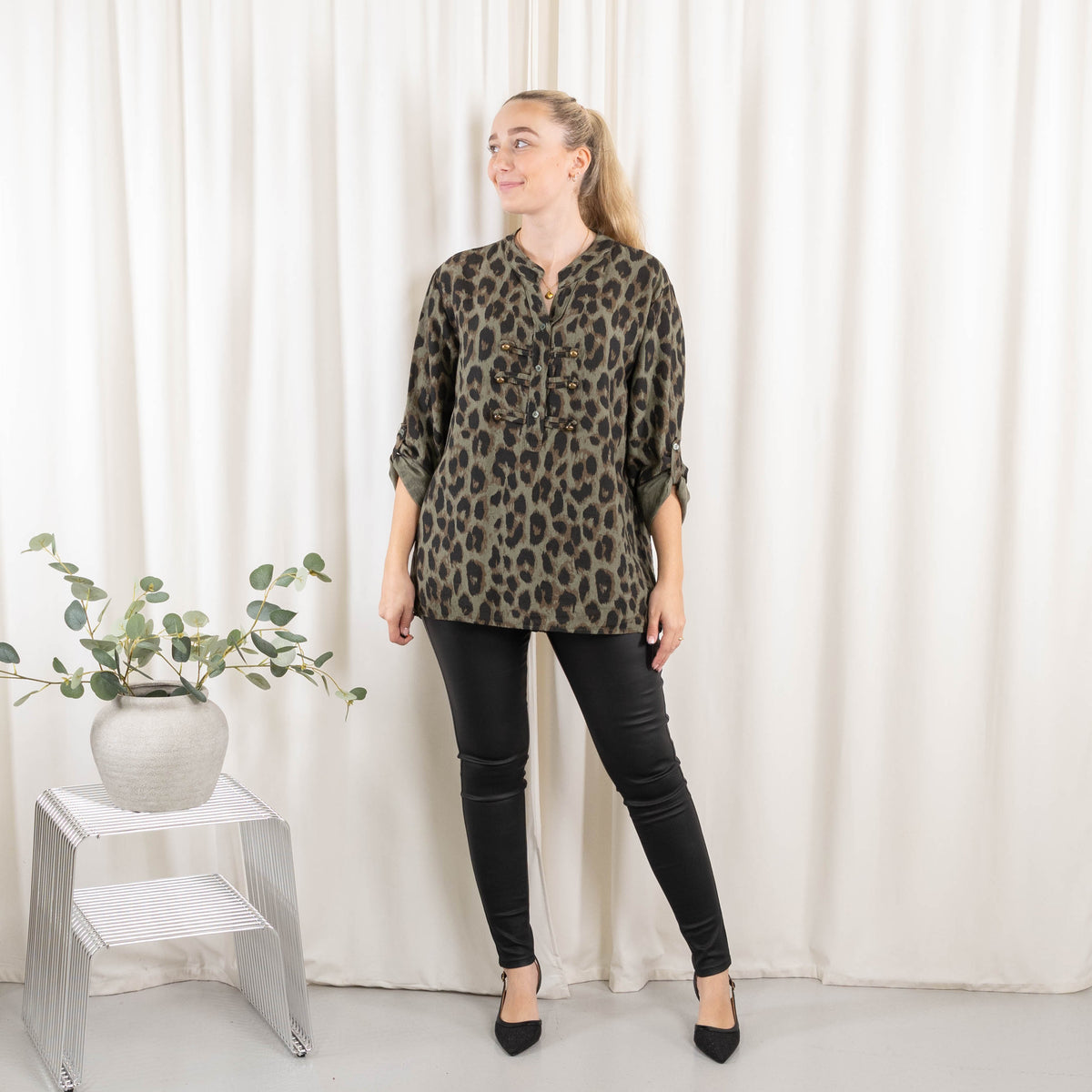 Amelia overdel, Khaki