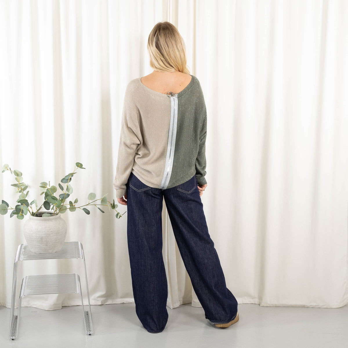 Angela strik, Khaki