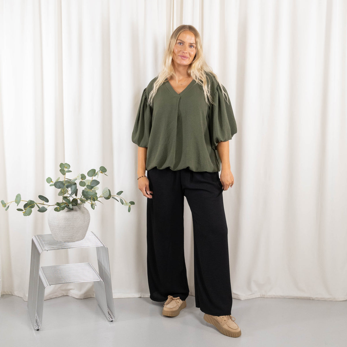 Samantha overdel, Khaki