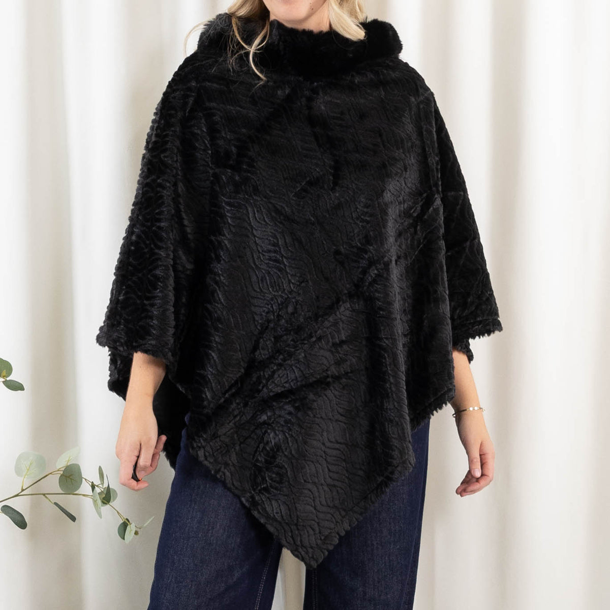 Natasha poncho, Sort