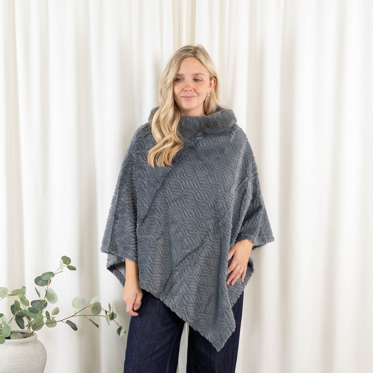 Natasha poncho, Lysegrå