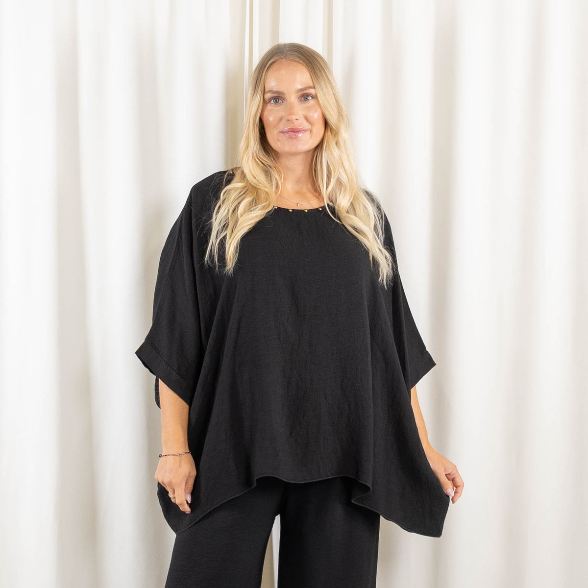Sonja poncho, Sort