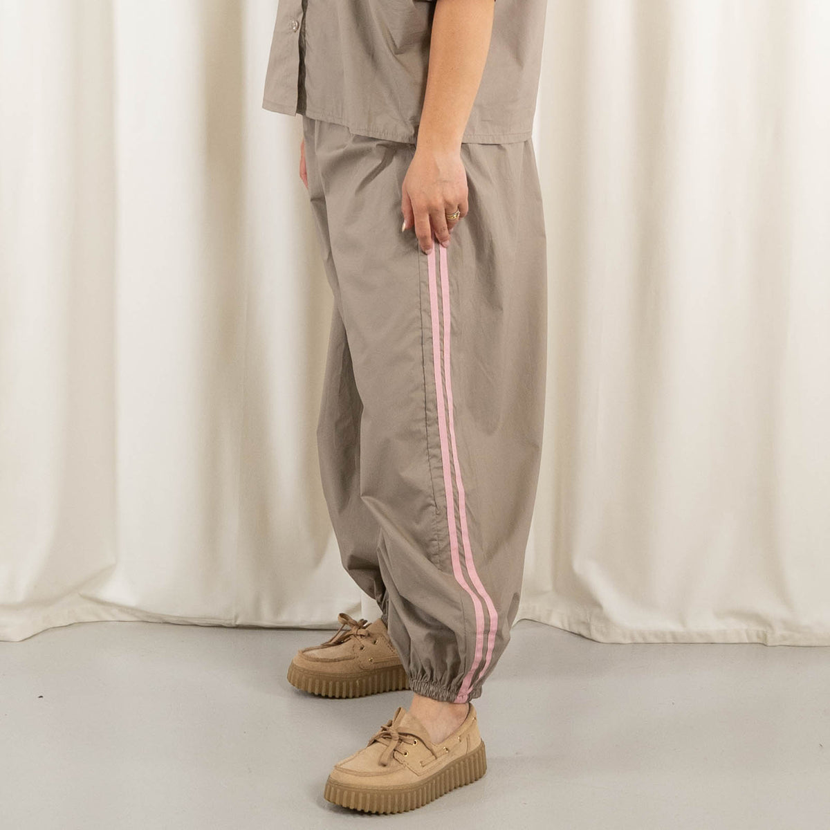 Vanta bukser, Taupe