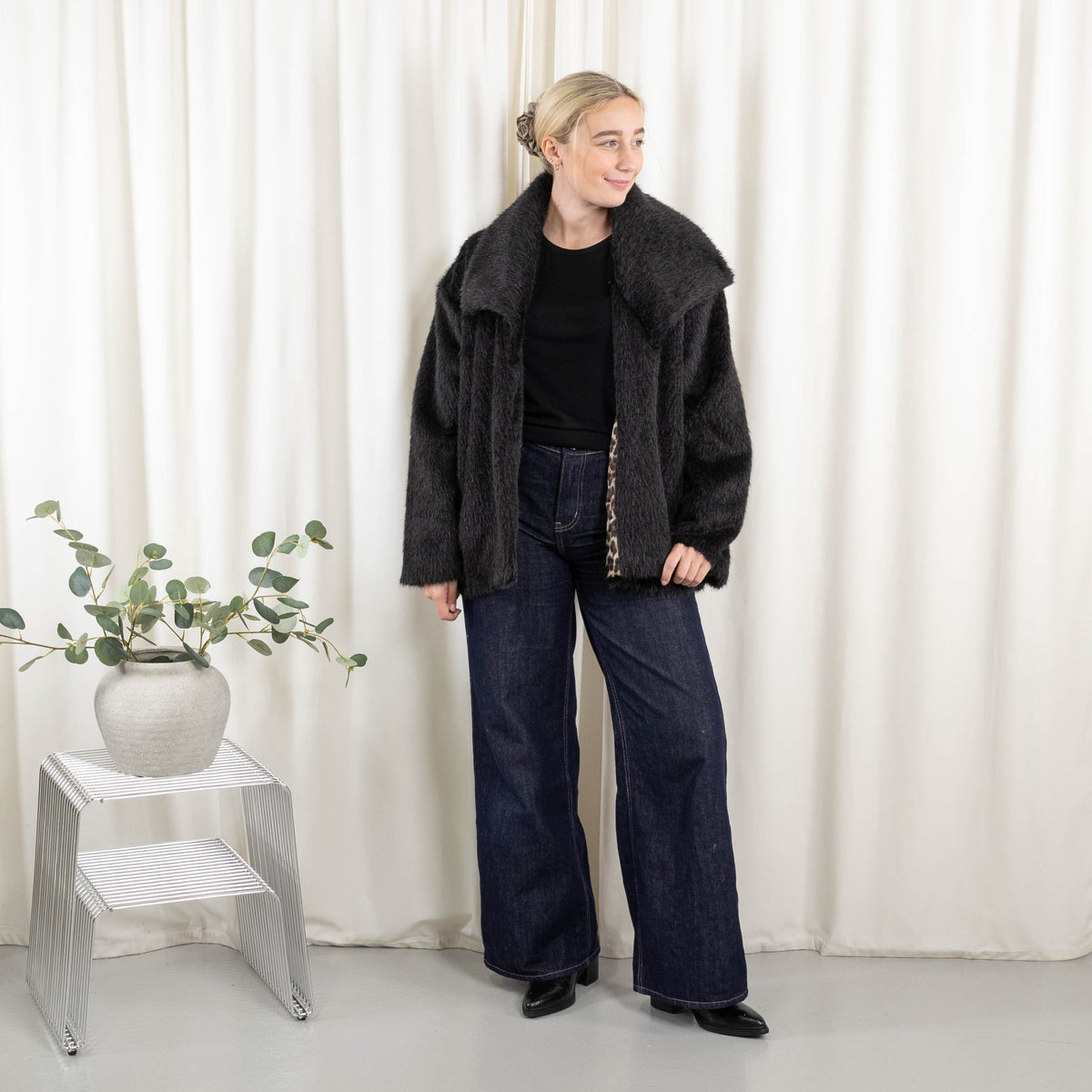 Sabine jakke, Sort
