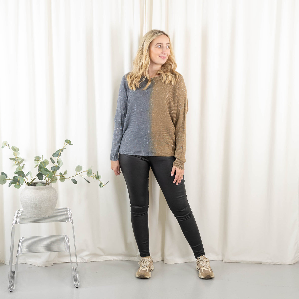 Angela strik, Taupe