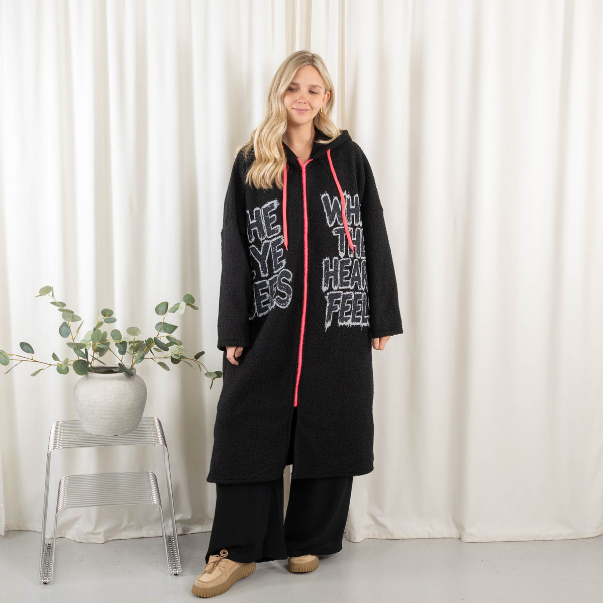 Amara jakke, Sort