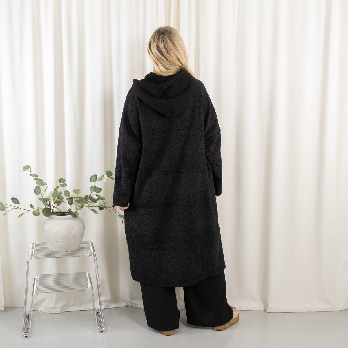 Amara jakke, Sort